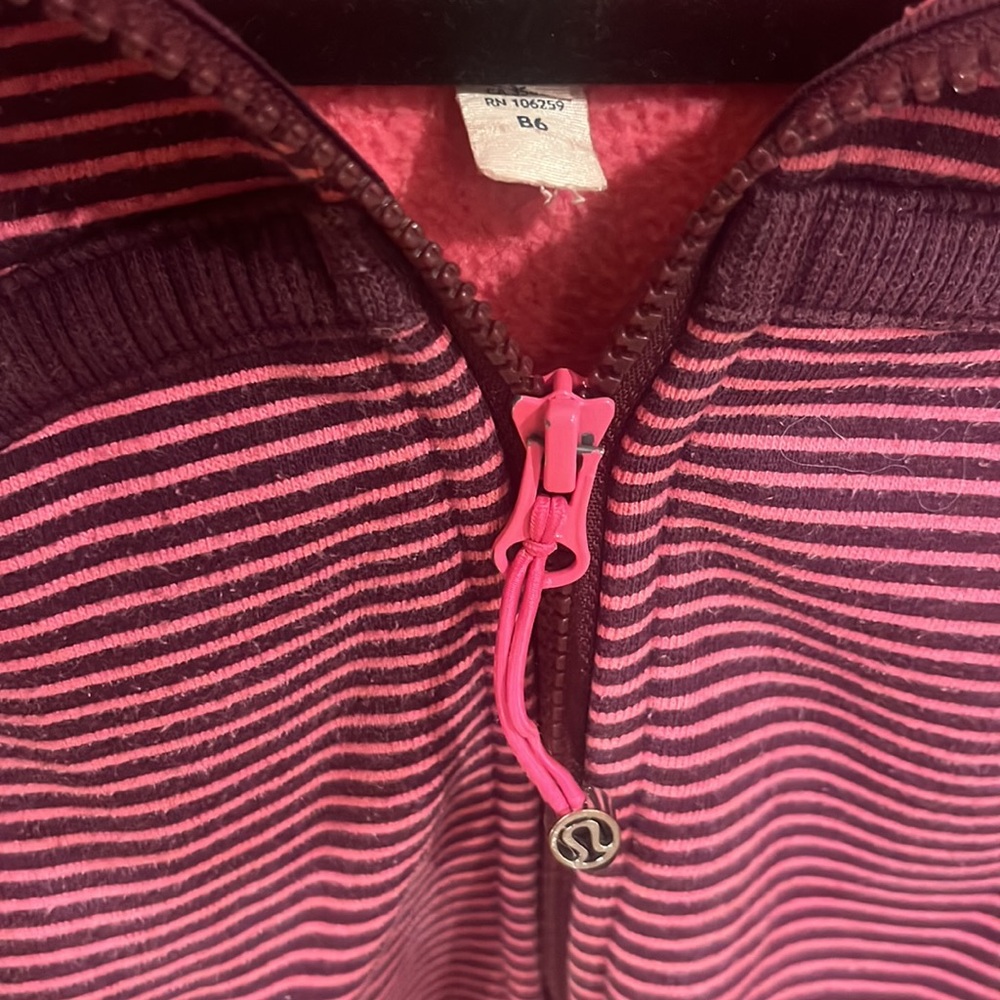Lululemon Women’s Pink Striped Scuba Hoodie w/Thumb Holes, Size B6 - Picture 4 of 4